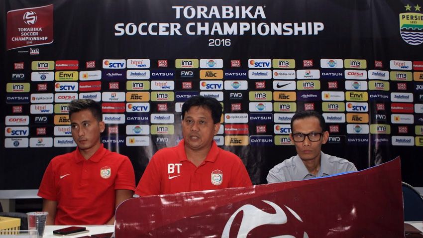 Asisten pelatih PSM Makassar, Budiardjo Thalib (tengah). Copyright: © Ginanjar/Indosport